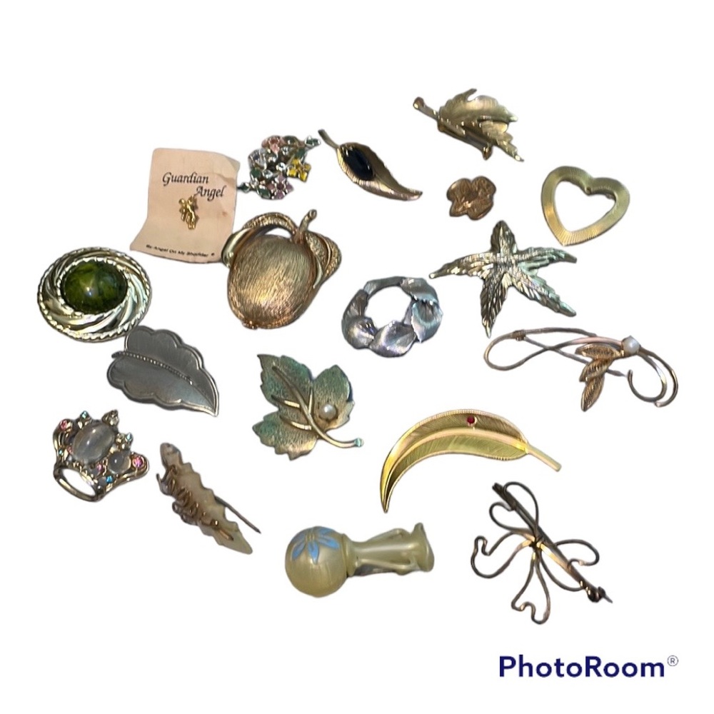 Set of 18 various types of vintage pins brooches